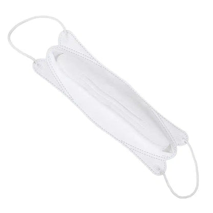 Avbildad är en vit, platt vikt Air Queen partikelfiltrerande mun-näs-skydd CE2163 med synliga sömlinjer och öronöglor i båda ändar. Mot en vit bakgrund framhävs dess nanofiberfilter, vilket betonar maskens design och struktur.
